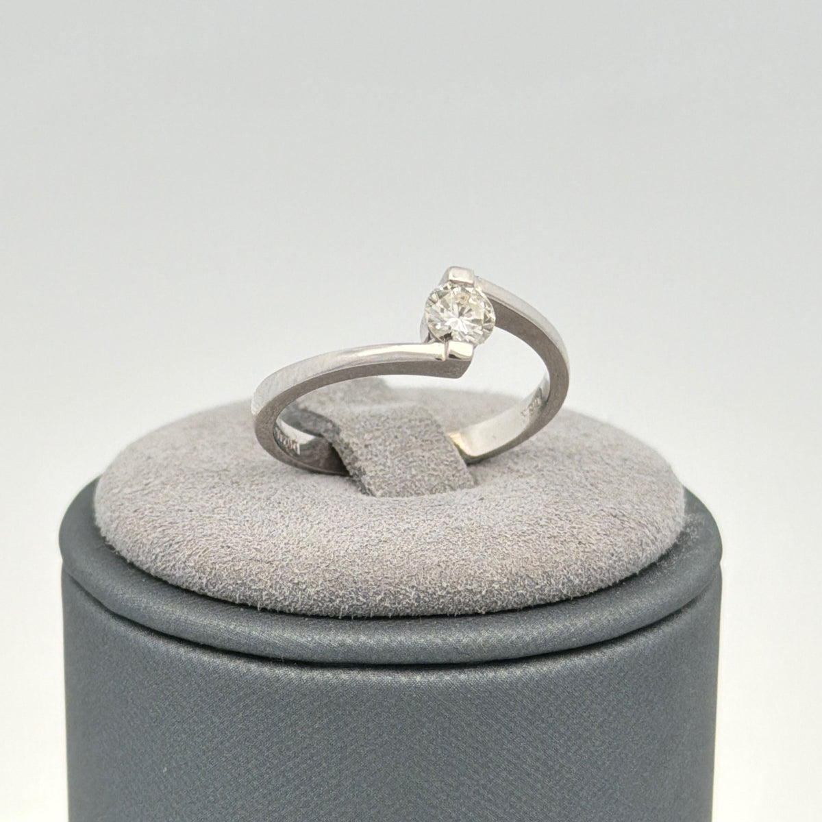 18K White Gold Dainty Diamond Promise Ring 0.23 CTW Size 6 US Thin Band