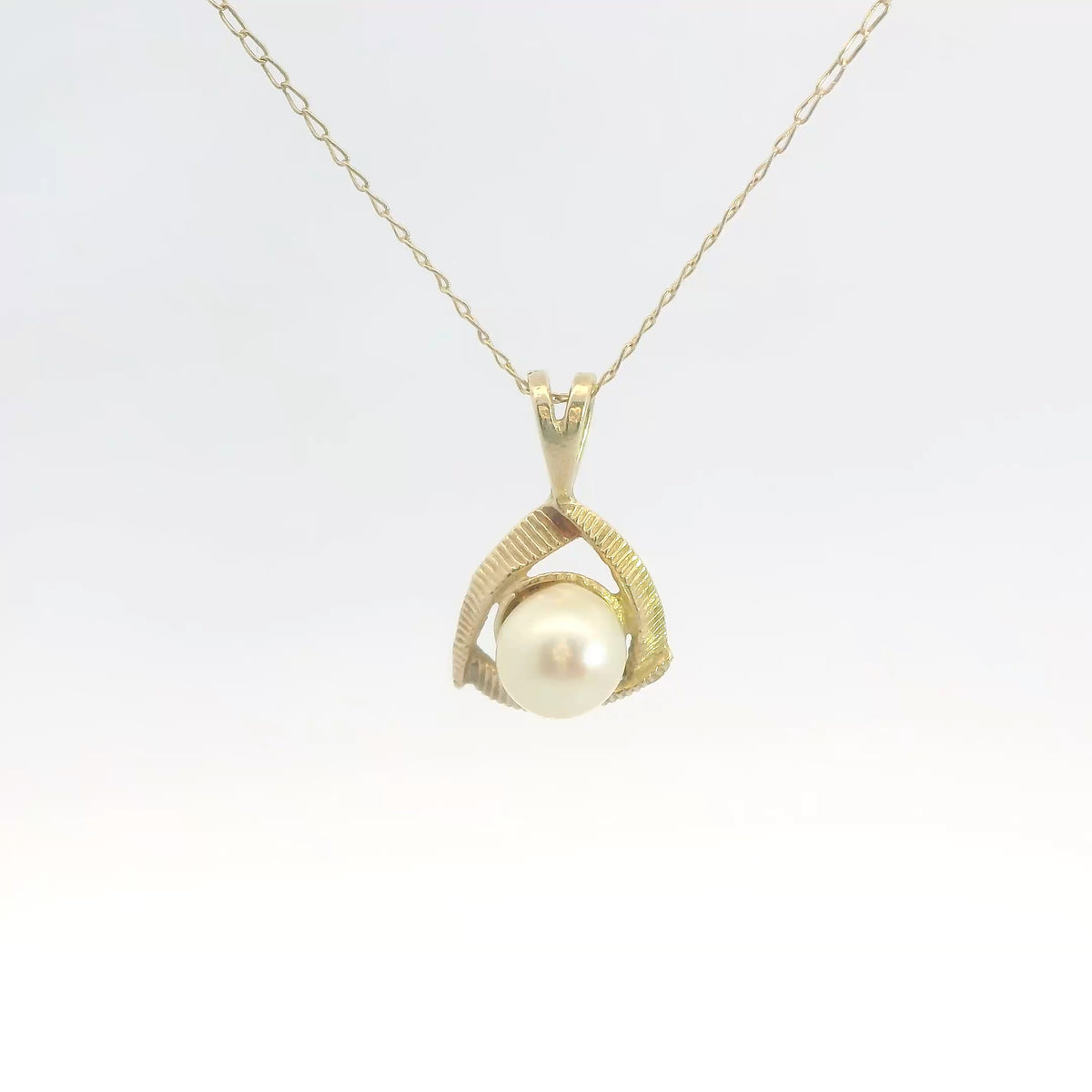14K Yellow Gold Cultured Pearl Pendant Necklace, Dainty Classic Jewelry