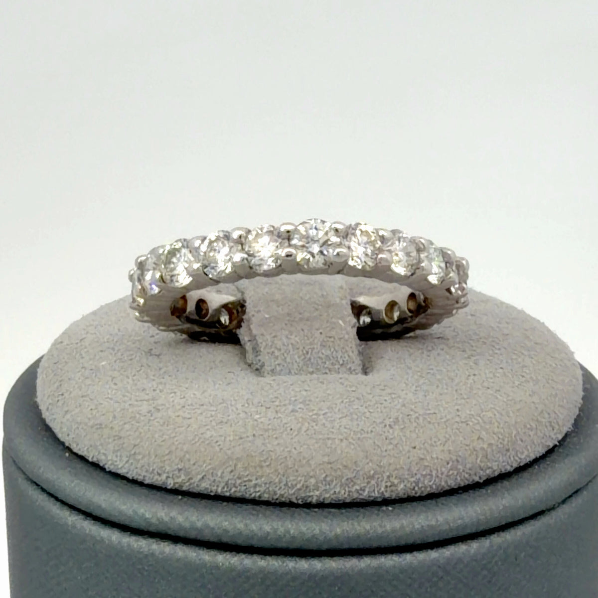 14K White Gold Diamond Eternity Wedding Band Classic 2.20 CTW Size 5.75